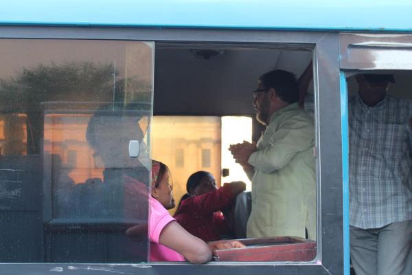 Guillermo Moreno se monta en una guagua y comparte propuestas con pasajeros