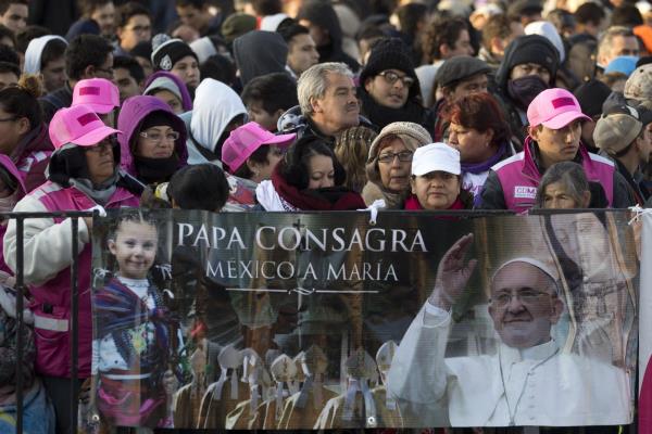 Papa lanza desafíos a políticos y obispos de México 