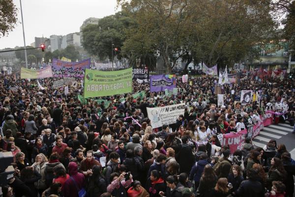 Argentinas se manifiestan por violencia contra las mujeres