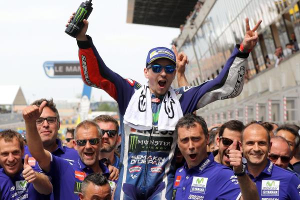 Lorenzo consigue su segunda victoria del año y es nuevo líder del mundial 