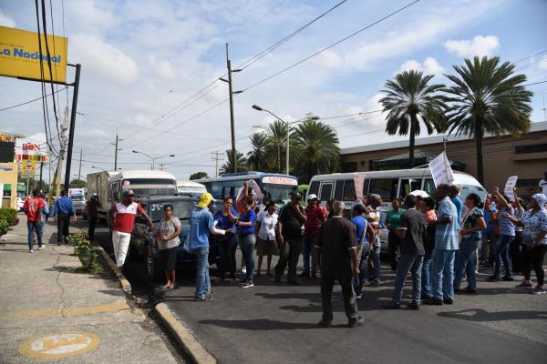 Protestan frente a la alcaldía de Santo Domingo Oeste por arreglo de las calles 
