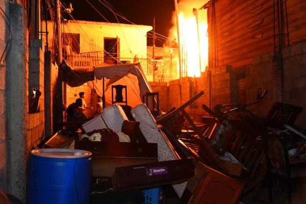 Fuego afecta varias viviendas en Santiago; al menos tres personas afectadas por la humareda