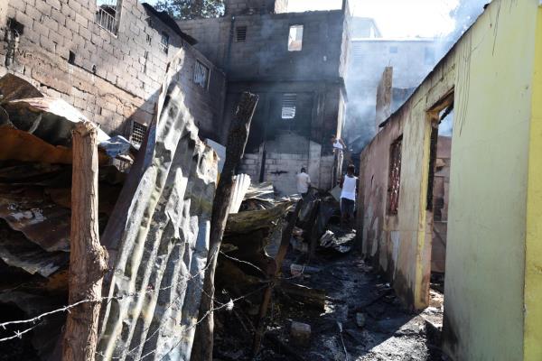 Familias de Santiago afectadas por un incendio reclaman ayuda del Gobierno