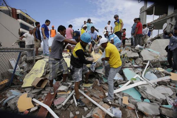 Ascienden a 655 los muertos por sismo en Ecuador 