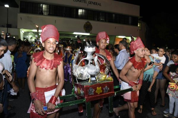 Niños y adultos disfrutan del tradicional desfile de los Reyes Magos