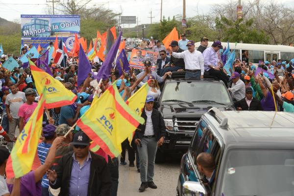 Danilo Medina realiza primera caravana oficial de campaña
