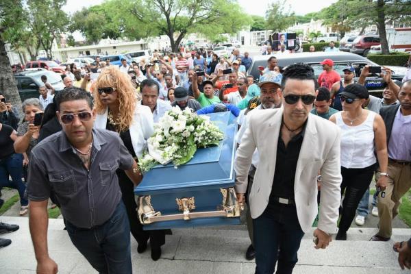 Velan en Santiago los restos del músico “General Larguito”