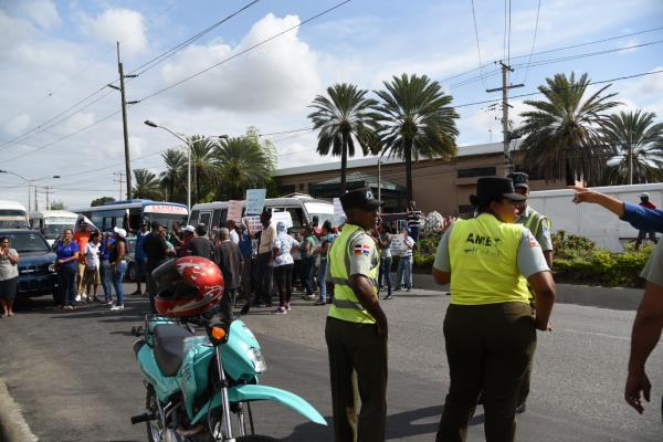 Protestan frente a la alcaldía de Santo Domingo Oeste por arreglo de las calles 