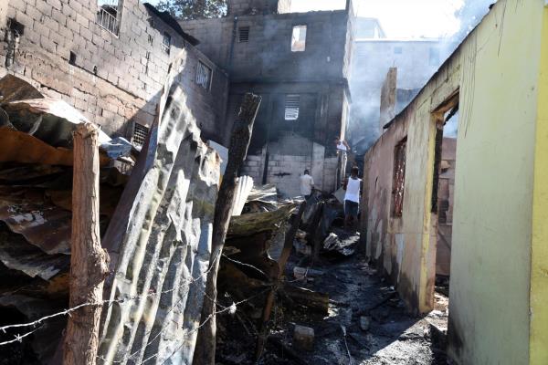 Un incendio destruye 18 casas en Santiago, no hay lesionados 