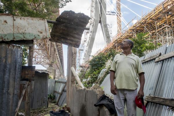 Residentes de la Ribera del Ozama denuncian puente se les cae encima