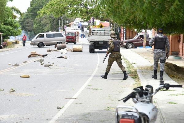 Matan policía durante protesta en Laguna Salada 