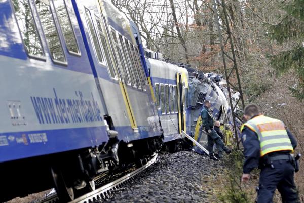 Al menos ocho muertos y unos 150 heridos en colisión de dos trenes en Alemania