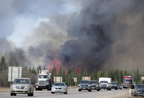 Autoridades canadienses aceleran evacuaciones ante incendio forestal 
