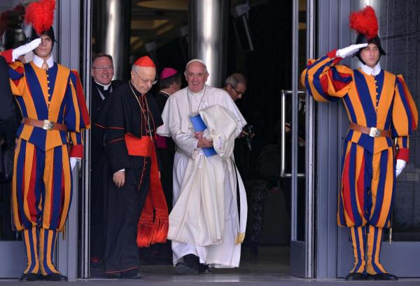 Francisco logra apoyo de obispos en batalla por reforma de la Iglesia