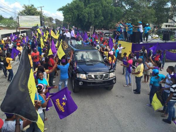 Danilo Medina realiza primera caravana oficial de campaña