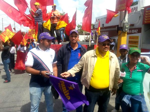 Danilo Medina recibe apoyo en Higüey durante su recorrido por la región Este