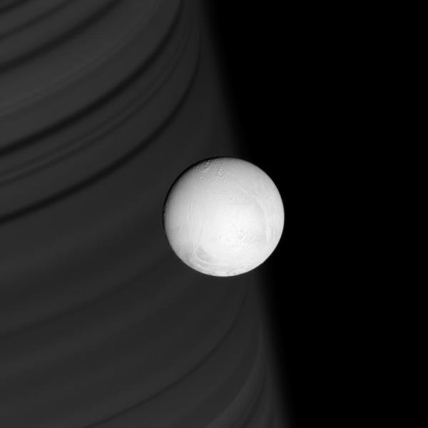 La luna Encélado de Saturno es el mejor lugar para buscar vida, según experta