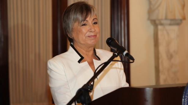 Medina entrega Premio Nacional de Periodismo a Margarita Cordero 