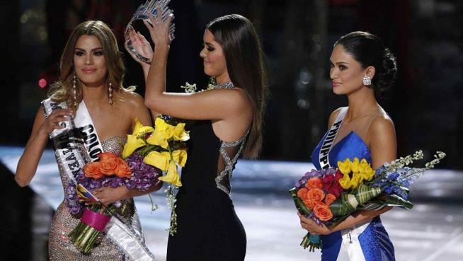 Insultan al salsero Oscar de León tras confundirlo con presentador de Miss Universo