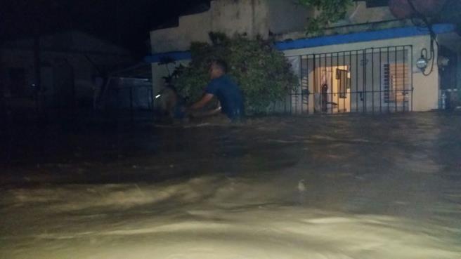 Crecida de río destruye tres viviendas e inunda más de 150 en Gaspar Hernández 