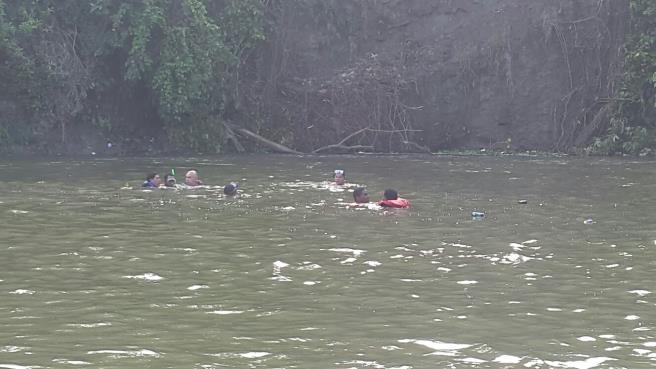 Crecida del río Yaque arrastra a un hombre y sus dos hijos; socorristas buscan a la familia