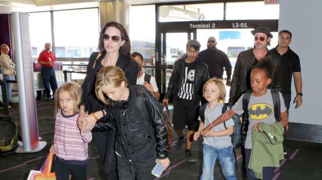 Había drogas, armas y descontrol en la crianza de los hijos de Brad Pitt y Angelina Jolie, según exniñera