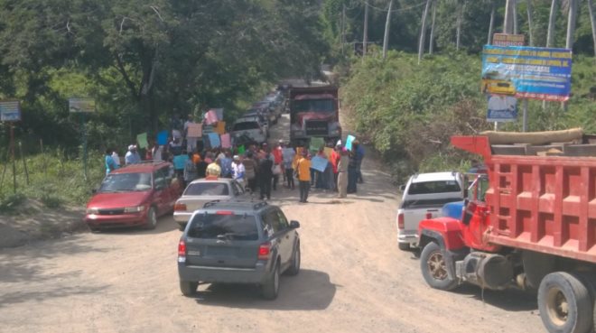 Comunitarios exigen a CEMEX concluir carretera Maimón-Luperón