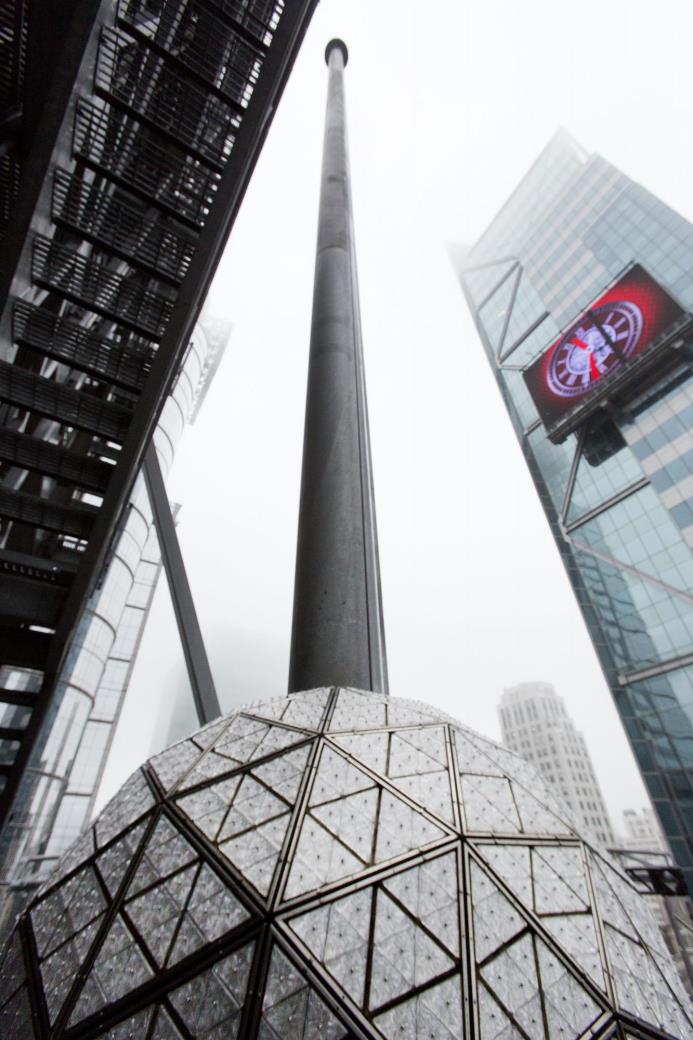 Miles de personas han visto la instalación de la bola de cristal que se coloca en Time Square para darle la bienvenida al nuevo año. 