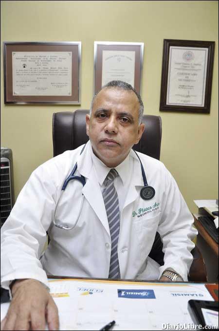 Doctor Plutarco Arias, médico neumólogo.