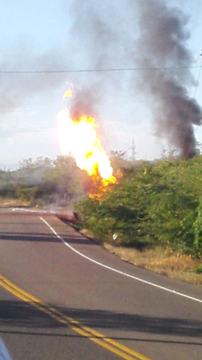 Fotografía cedida que capta el fuego que se produjo en la carretera Santiago- Montecristi, luego que un camión cargado de GLP se deslizara. 