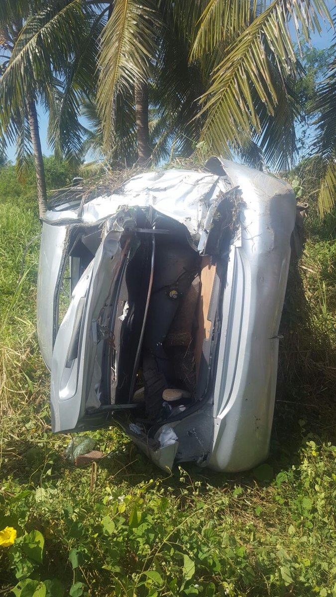 El carro Mitsubishi, gris, que se deslizó ayer por el tramo Juan Dolio–Santo Domingo, en la Autovía del Este. A causa del accidente falleció una niña de dos años y dos personas resultaron heridas.