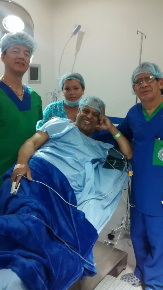 Wilfrido Vargas con los médicos que le operaron