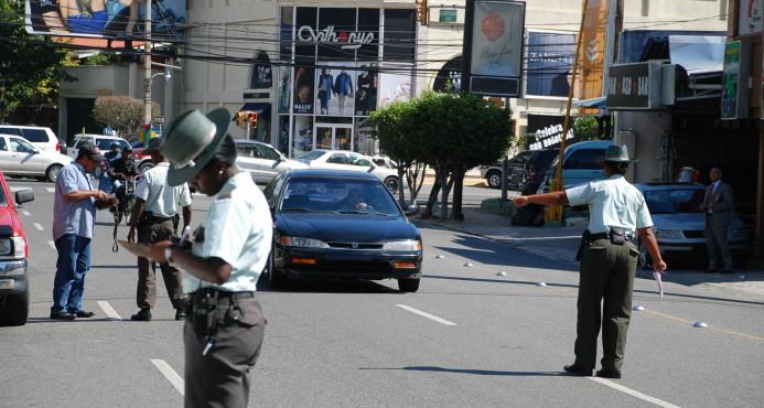 Los agentes de Amet ya se encuentran en la vía pública supervisando los vehículos sin marbete.