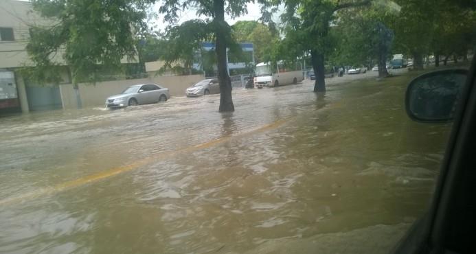 Inundaciones en la avenida Gregorio Luperón, Santo Domingo. 