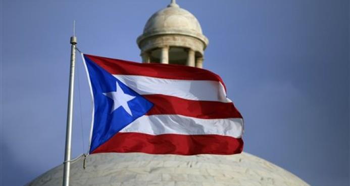 La bandera puertorriqueña ondea frente al Capitolio de Puerto Rico en San Juan, Puerto Rico. 