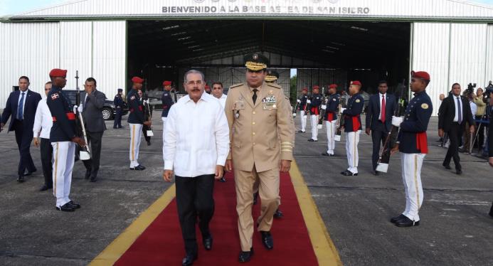 El presidente Danilo Medina cuando salía por la Base Aérea de San Isidro hacia Honduras