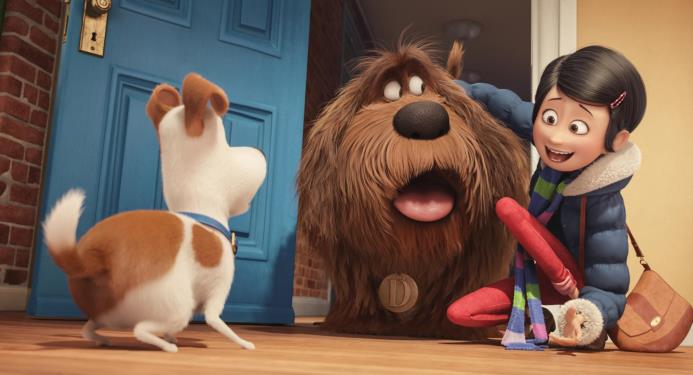 En esta imagen difundida por Universal Pictures, se ve a los personajes Max, Duke y la niña Katie en una escena de la película “The Secret Lives of Pets”