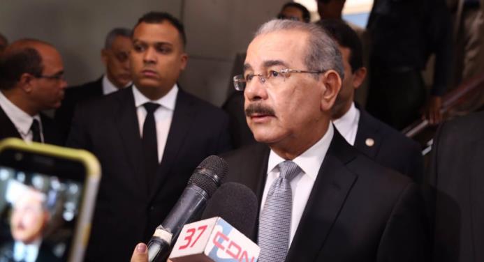 El presidente Danilo Medina ofrece declaraciones a la prensa en la Funeraria Blandino, donde asistió a dar el pésame a los familiares de Hatuey y de su hermano Luis Alberto De Camps Jiménez