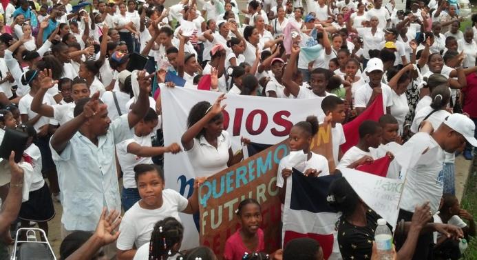 Cientos de feligreses marchan por las calles de Doña Ana en reclamo de que sean erradicados males sociales que afectan la zona.