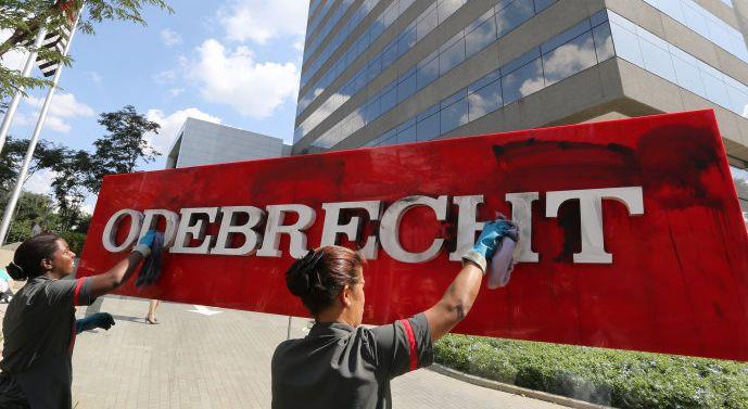  Empleadas acondicionan logo de la empresa Odebrecht en su matriz de Brasil.