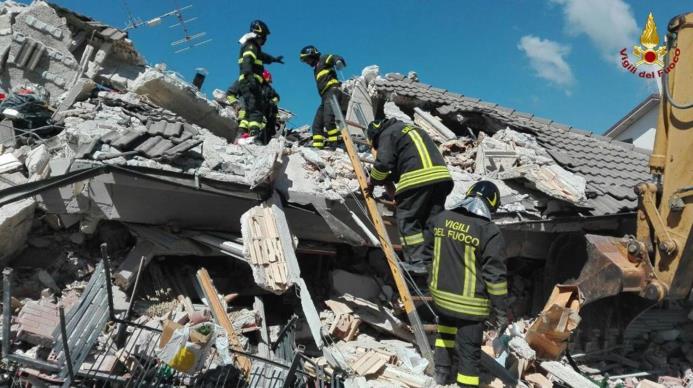 Imagen facilitada por la Brigada de Bomberos de Italia de varios bomberos mientras buscan víctimas entre los escombros en Amatrice, en el centro de Italia, hoy, 24 de agosto de 2016. 