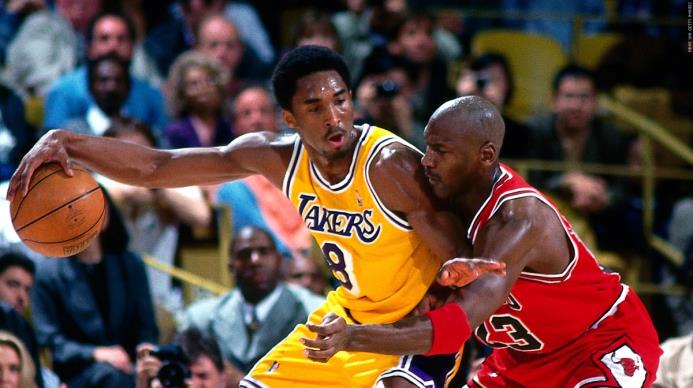 Kobe Bryant es defendido por Michael Jordan, a quien él ha considerado su inspiración.