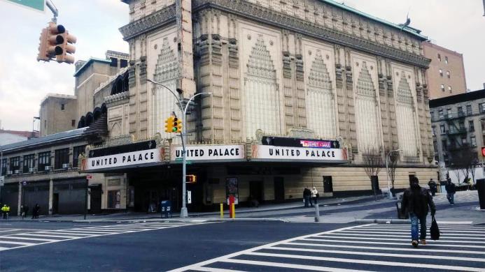 El teatro United Palace, declarado Monumento Histórico de Nueva York, lo que pone en riesgo los espectáculos dominicanos. 
