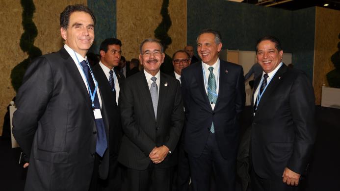 El presidente Danilo Medina junto a José Miguel González Cuadra, José Ramón Peralta, Carlos Pared Pérez y Adán Cáceres Silvestre, durante la ceremonia inaugural de la cumbre sobre cambio climático COP21 que se celebra en el recinto ferial Le Bourget de París, Francia.