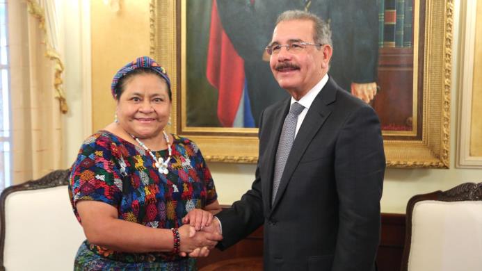 SANTO DOMINGO. La premio Nobel de la Paz Rigoberta Menchú (i) saluda al presidente dominicano, Danilo Medina, hoy, viernes 4 de noviembre de 2016, durante una visita al Palacio Nacional en Santo Domingo (República Dominicana).