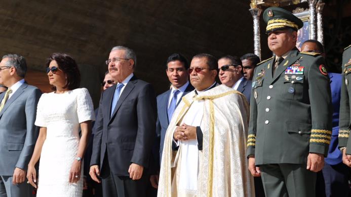 El presidente Danilo Medina acompañado de la Primera Dama y José Ramón Peralta. 