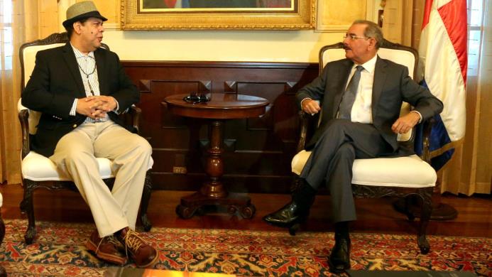 Fernando Villalona visitó hoy al presidente Danilo Medina