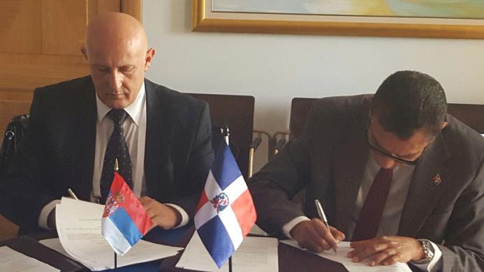 Zoran Ili, de Serbia, y Roger Jover firman acuerdo. 