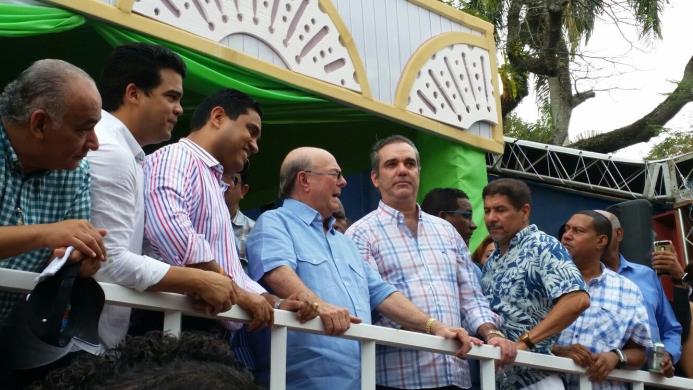 El expresidente Hipólito Mejía, acompañado del excandidato presidencial Luis Abinader y el alcalde de La Vega, Kelvin Cruz, en la tercera edición del Carnaval vegano este domingo 19 de febrero.