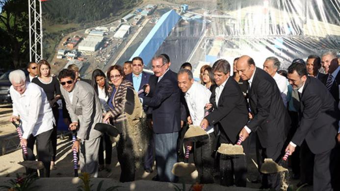 En diciembre de 2013, el Presidente Danilo Medina (c) dio el primer palazo de la obra.